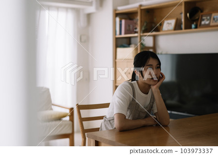 感冒、頭痛、發燒、抑鬱、身體狀況不佳的女性 感冒、頭痛、發燒、抑鬱、身體狀況不佳的女性 103973337