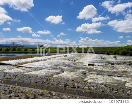 Kashiwabara Dam on the Yamato River with a blue sky Kashiwabara Dam on the Yamato River with a blue sky 103973583