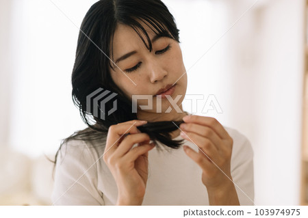 Women who care about hair / women who are worried Women who care about hair / women who are worried 103974975