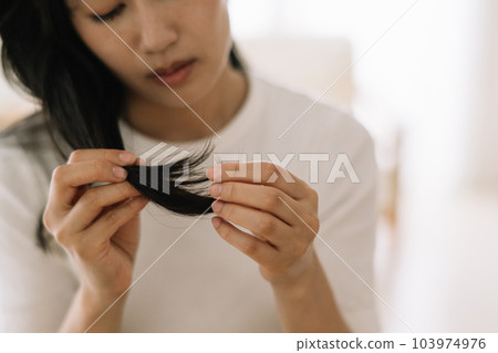 關心頭髮的女性/擔心的女性 103974976