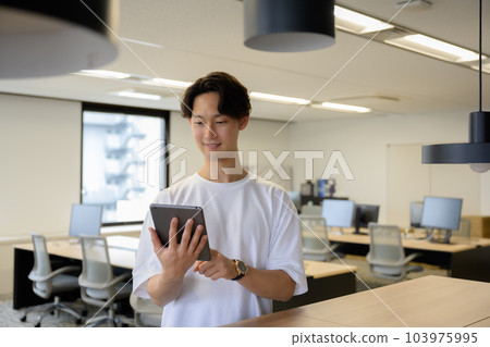 在辦公室思考的年輕商人 在辦公室思考的年輕商人 103975995
