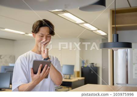在辦公室思考的年輕商人 在辦公室思考的年輕商人 103975996