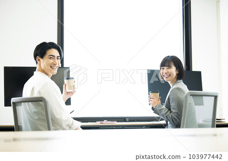 男性和女性員工肖像 男性和女性員工肖像 103977442