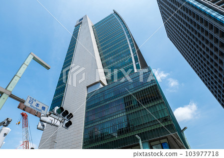 日本橋十字路口的紅綠燈和建築物 103977718