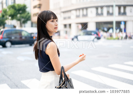 等待信號的婦女,人行橫道 等待信號的婦女,人行橫道 103977885