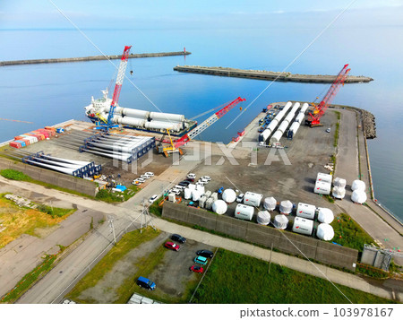拍攝初夏在北海道江差町江差港從貨船上卸下風力發電機零件的景色 拍攝初夏在北海道江差町江差港從貨船上卸下風力發電機零件的景色 103978167