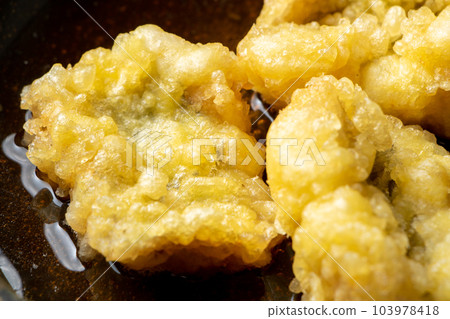 油炸食品（星鰻天婦羅）雞蛋綁定烹飪場景。在煎鍋中用 mentsuyu 和水煮沸。 103978418