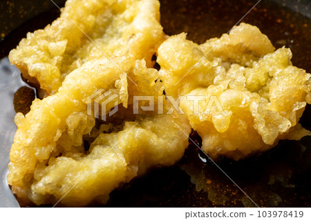 油炸食品(星鰻天婦羅)雞蛋綁定烹飪場景。在煎鍋中用 mentsuyu 和水煮沸。 油炸食品(星鰻天婦羅)雞蛋綁定烹飪場景。在煎鍋中用 mentsuyu 和水煮沸。 103978419