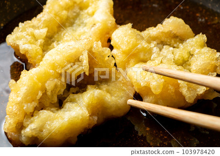 油炸食品（星鰻天婦羅）雞蛋綁定烹飪場景。在煎鍋中用 mentsuyu 和水煮沸。 103978420
