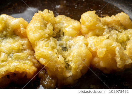 油炸食品（星鰻天婦羅）雞蛋綁定烹飪場景。在煎鍋中用 mentsuyu 和水煮沸。 103978421