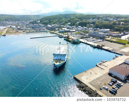 Photographing the scenery of the Okushiri Ferry entering Esashi Port in Esashi Town, Hokkaido in early summer 103978732