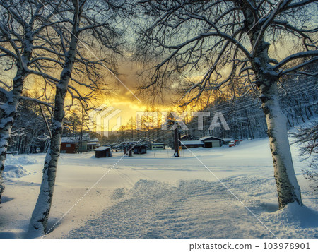 【HDR】日出時的滑雪場風光 103978901