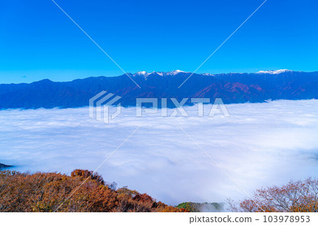 [雲海素材]秋天從神風形山看到稻穀的雲海[長野縣] 103978953