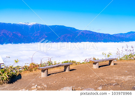 [雲海素材]秋天從神風形山看到稻穀的雲海[長野縣] 103978966