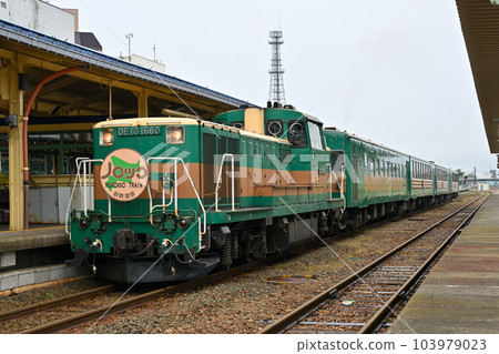 Kushiro Shitsugen Norokko train stopping at Kushiro Station Kushiro Shitsugen Norokko train stopping at Kushiro Station 103979023