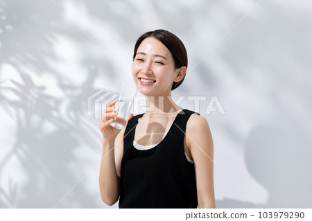Woman drinking water sunshine beauty 103979290