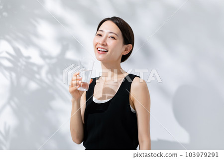 Woman drinking water sunshine beauty 103979291