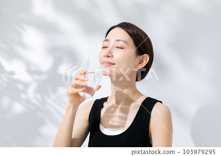 Woman drinking water sunshine beauty Woman drinking water sunshine beauty 103979295