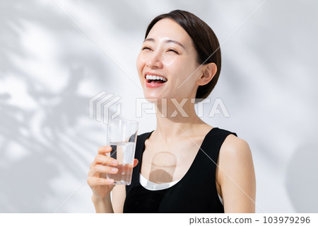 Woman drinking water sunshine beauty 103979296