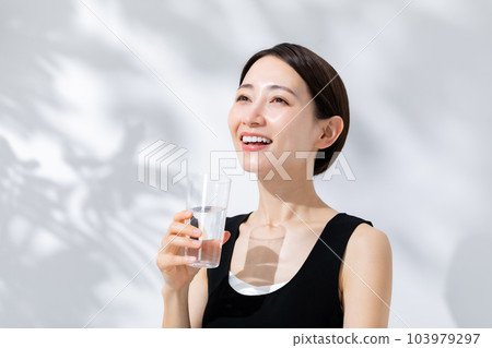 女人喝水陽光美女 103979297