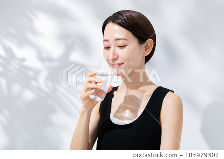 女人喝水陽光美女 女人喝水陽光美女 103979302