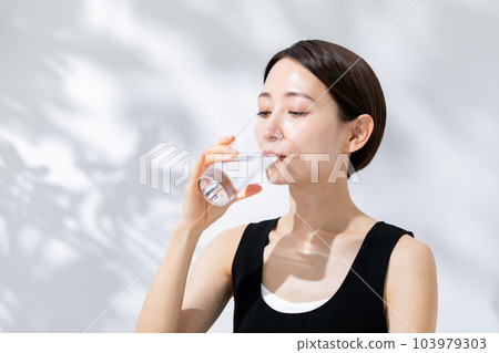 Woman drinking water sunshine beauty 103979303