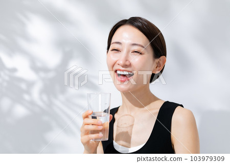 Woman drinking water sunshine beauty 103979309