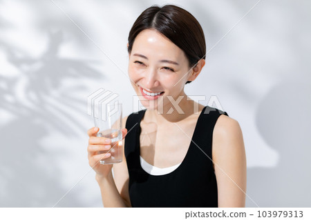 Woman drinking water sunshine beauty 103979313