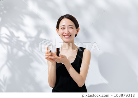 女人喝水陽光美女 103979318