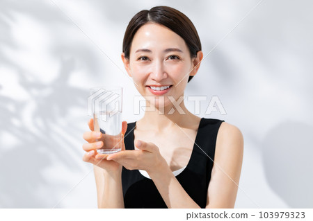 女人喝水陽光美女 103979323