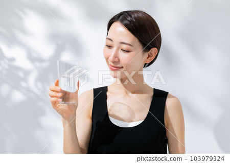 女人喝水陽光美女 103979324
