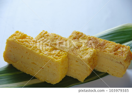Rolled omelet with dashi stock 103979385