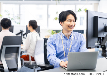 工作在辦公室的一個年輕工程師人 103979911
