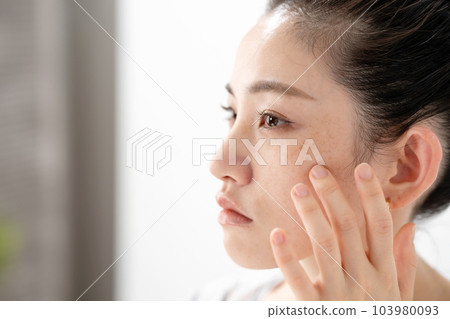 老年斑黃褐斑青春痘女性 103980093