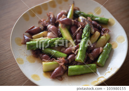 炒螢火蟲魷魚和蘆筍 103980155