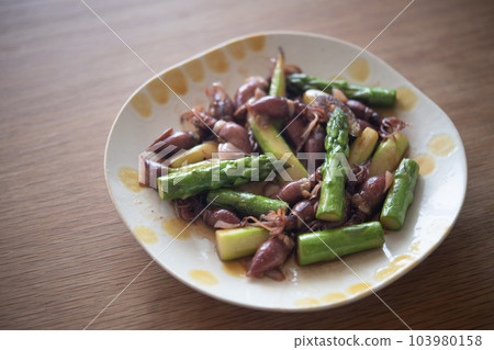 炒螢火蟲魷魚和蘆筍 炒螢火蟲魷魚和蘆筍 103980158
