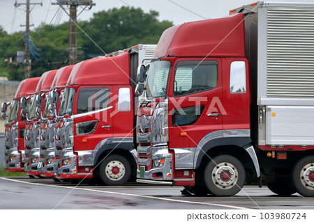 排隊的卡車圖像 103980724