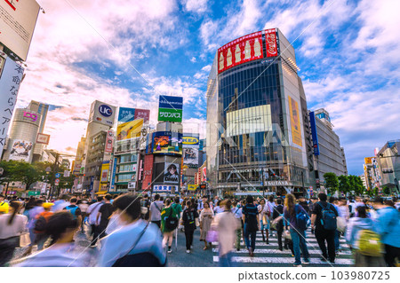 日本的東京城市景觀雨季的晴天...雲中的藍天...右後方的烏雲...從面具中釋放... = 6 月 14 日 日本的東京城市景觀雨季的晴天...雲中的藍天...右後方的烏雲...從面具中釋放... = 6 月 14 日 103980725