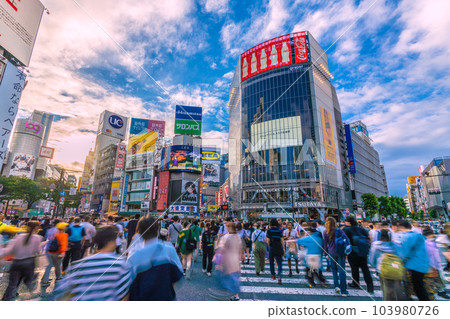 日本的東京城市景觀雨季的晴天...雲中的藍天...右後方的烏雲...從面具中釋放... = 6 月 14 日 103980726