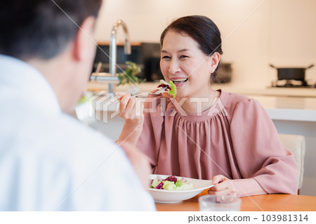 一位喜歡和丈夫一起吃米飯的老婦人 103981314