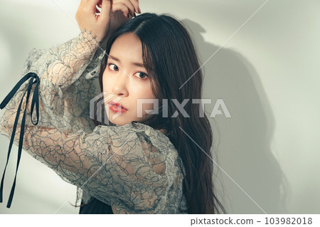 Women's fashion portrait 103982018