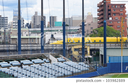 從名古屋體育場後面經過的醫生 從名古屋體育場後面經過的醫生 103982889