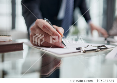 Hand makes notes on a paper notebook, close-up 103984285