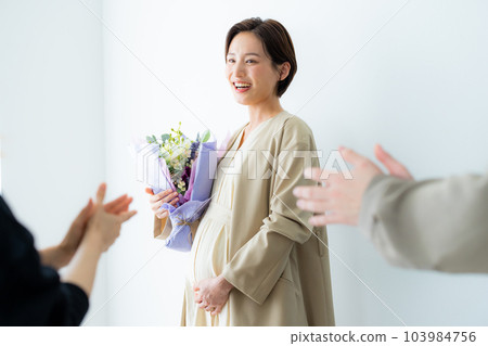 Pregnant woman business woman 103984756