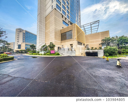 雨後現代建築瀝青地面背景 雨後現代建築瀝青地面背景 103984805