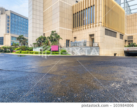 雨後現代建築瀝青地面背景 103984806