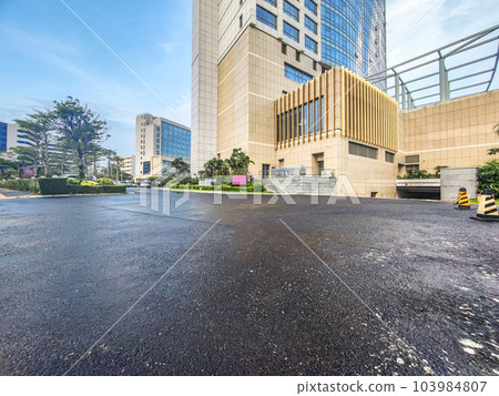 雨後現代建築瀝青地面背景 103984807