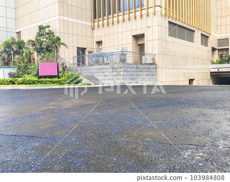 雨後現代建築瀝青地面背景 雨後現代建築瀝青地面背景 103984808