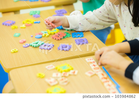 Kindergarten classroom study 103984862