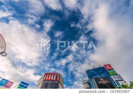 日本東京城市風光 梅雨季節,烏雲突然散去,藍天從雲層中蔓延開來。 日本東京城市風光 梅雨季節,烏雲突然散去,藍天從雲層中蔓延開來。 103985007